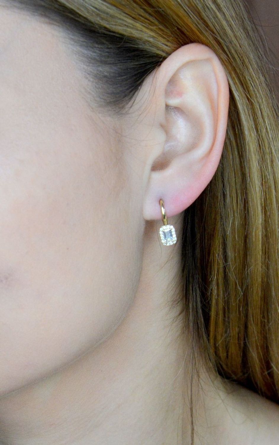 Złote kolczyki 375 wiszące prostokąty w cyrkoniach KL 11238 375. Delikatne kolczyki wysadzone cyrkoniami. Kolczyki zostały wykonane z najwyższej jakości próby żółtego złota 375. Kolczyki posiadają wygodne zapięcie na bigiel. Idealne.jpg